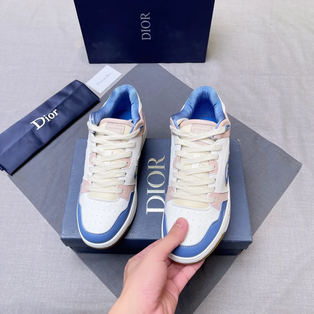 P420 Dior B57 low-top sneakers 2024 spring men's series new product launch [Celebrate][Celebrate][Celebrate], reinterpret the basketball shoe design and become Dior's classic item [strong][strong][strong], carefully crafted in black and cream white smooth cowhide, with beige suede, and the leather CD logo is displayed on the side Zhi, the tongue, sole and back side are decorated with various distinctive details to enhance the style[666][666], while the eyelet details, topstitching and rubber panels highlight the dynamic charm of its athletic style[strong][strong][strong]. It has a two-color rubber sole, which can be matched with various clothing to create a refined look. Size: 38 to 45 No. 067